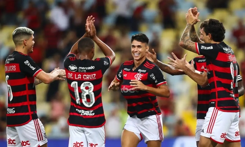 Flamengo derrota São Paulo e assume liderança
