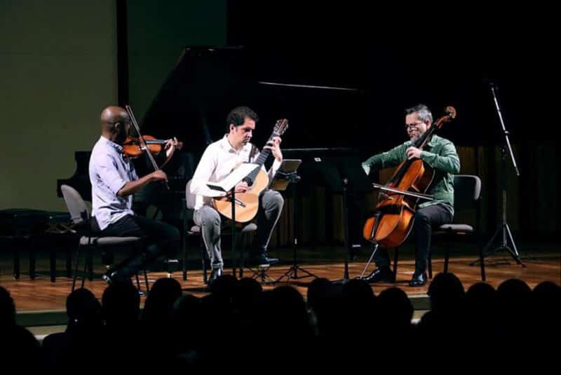 Série “Concertos USP” traz ao Teatro Municipal o “Trio Praxicordas”