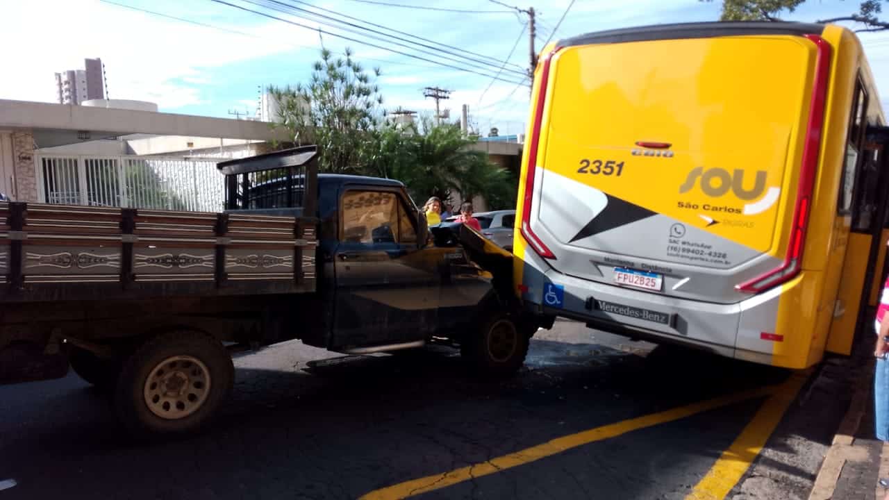 Caminhão colide com ônibus na Alexandrina