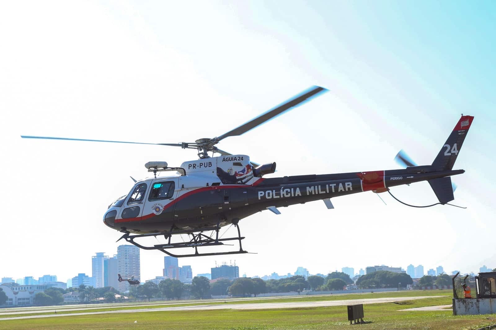 Helicóptero Águia 24 resgata nove pessoas em seu primeiro dia de buscas no RS