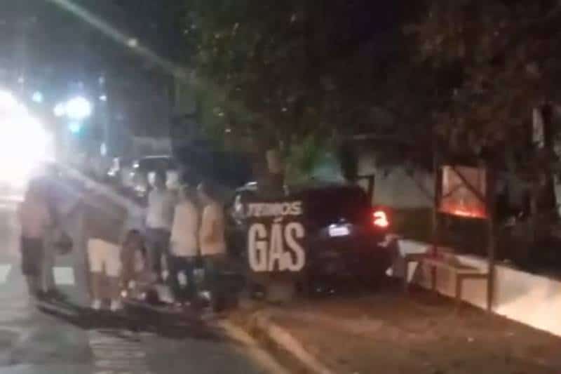 Colisão entre automóvel e caminhonete deixam dois feridos na Vila Morumbi