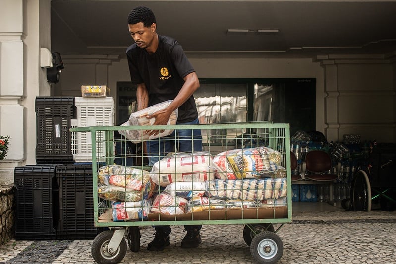 Fluminense entrega doações para vítimas da enchente
