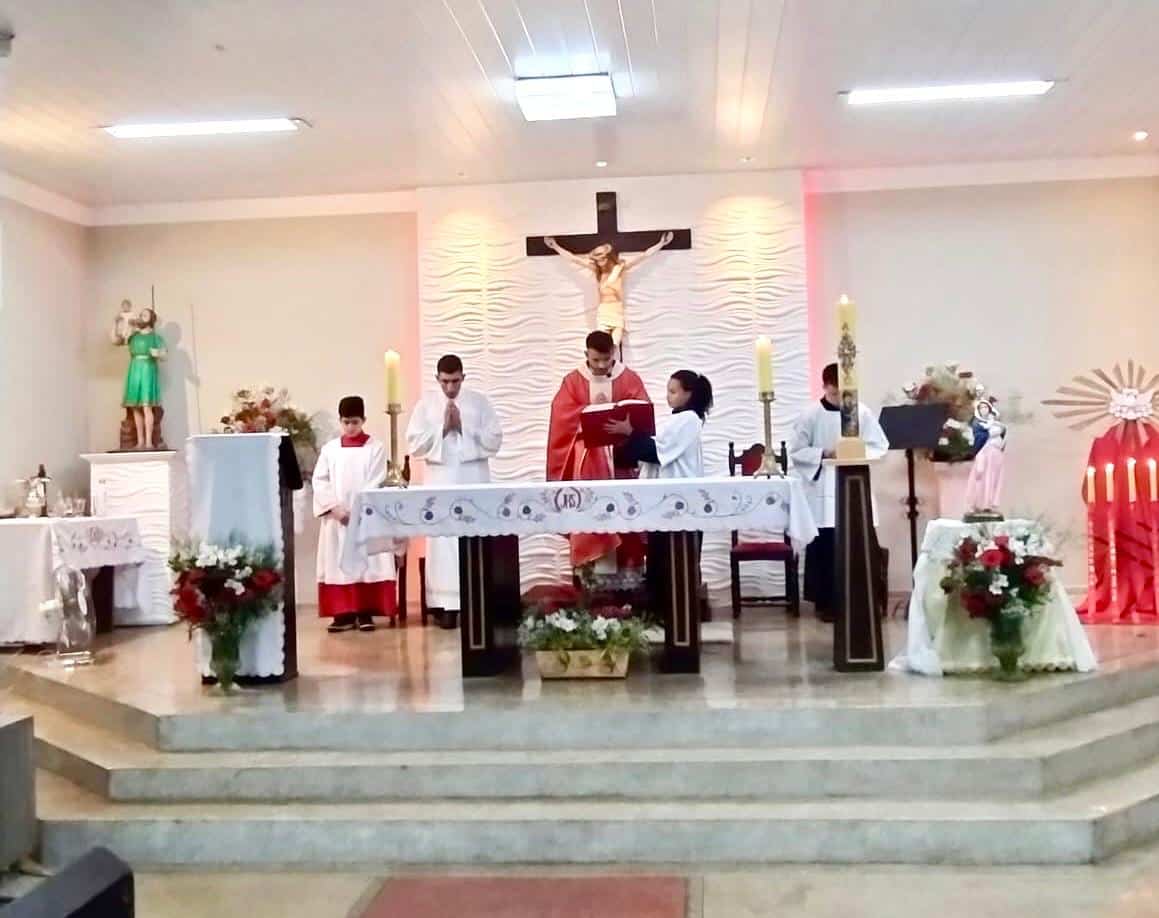 MATRIZ SÃO CRISTÓVÃO CELEBRA SOLENIDADE DE PENTECOSTES 