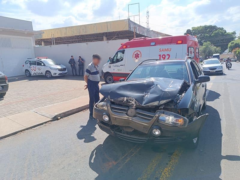 Idoso se fere depois de colidir com carro em caminhão na Vila Prado