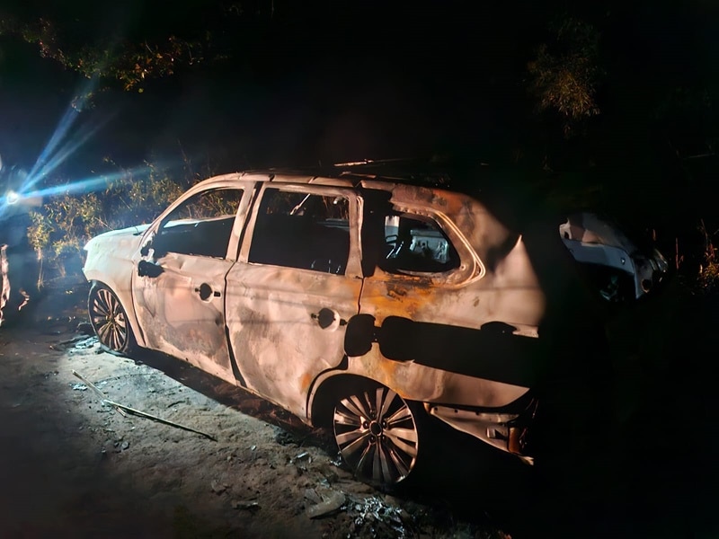 Mitsubishi utilizada por quadrilha em ataque a carro forte é incendiada na área rural