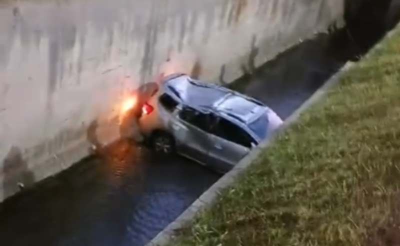 Chevrolet Spin cai em córrego após colisão na Trabalhador São-carlense