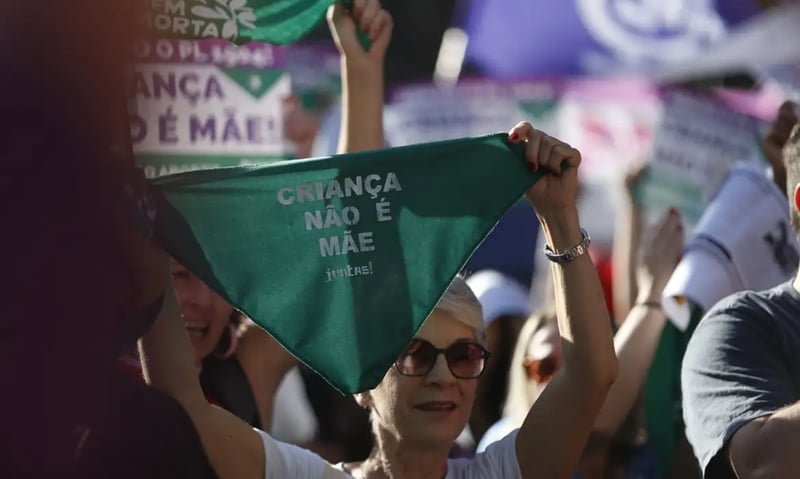 Manifestantes protestam contra PL do Aborto no Rio e em São Paulo