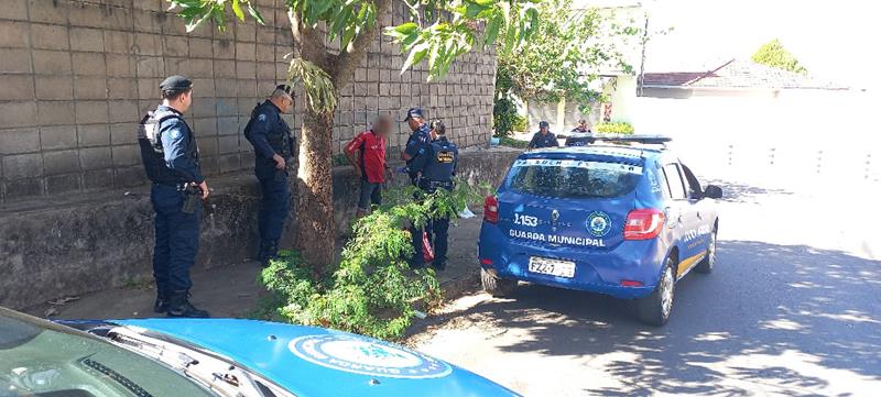 Homem é preso após furtar vasos no Cemitério Santo Antônio de Pádua