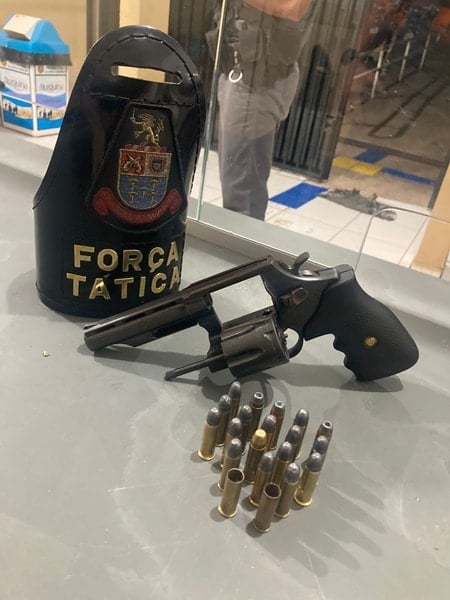 Força Tática prende acusado de homicídio com revólver e munições em Porto Ferreira