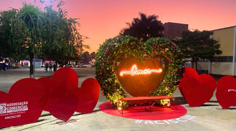 ACISC celebra o Dia dos Namorados com cenários instagramáveis para casais apaixonados