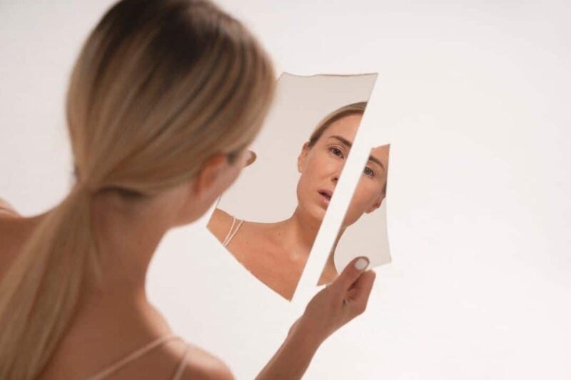 Dismorfia corporal: você já estranhou seu próprio corpo ao olhar no espelho?