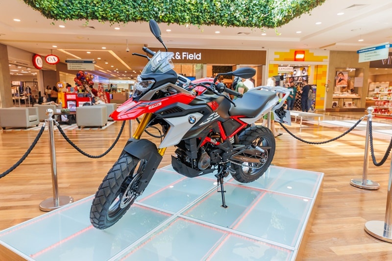 Para celebrar o Dia dos Pais, RibeirãoShopping sorteia moto BMW e ingressos para show, além de presentear clientes com mochila