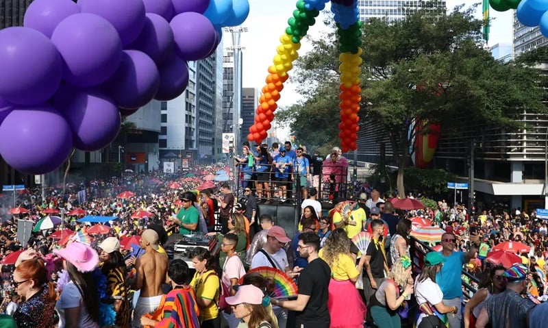 Luta LGBTQIA+ deve ir além da internet, diz líder da Parada de SP