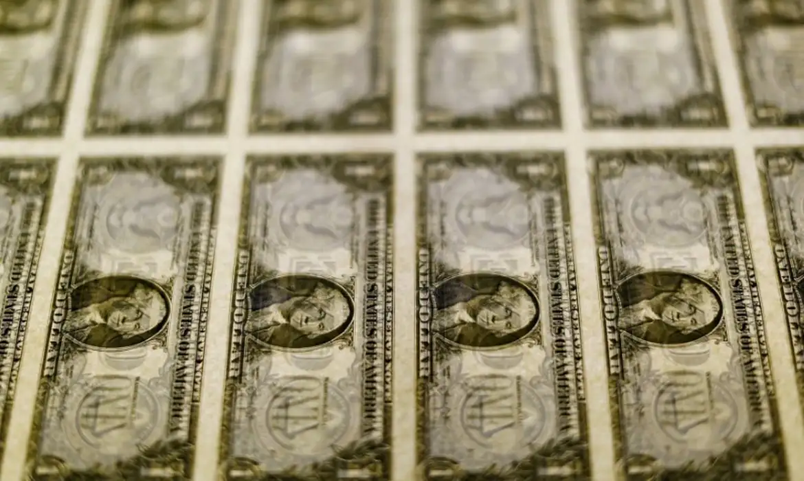 Valorização de títulos americanos eleva dólar