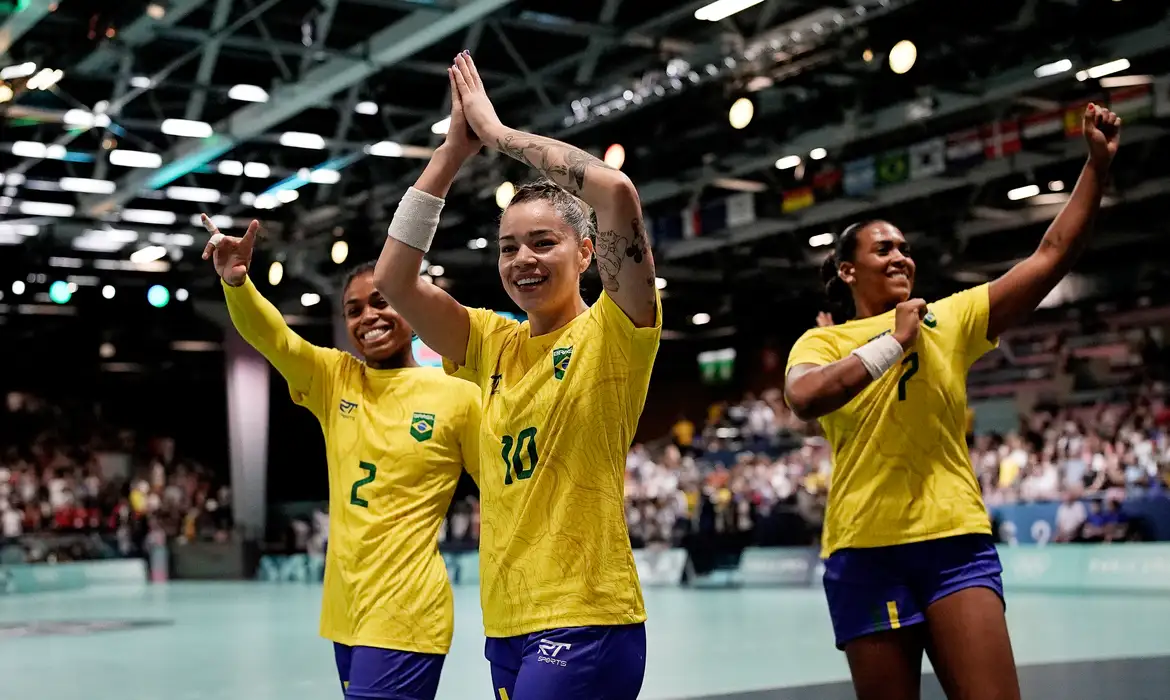 Brasil supera Espanha na estreia