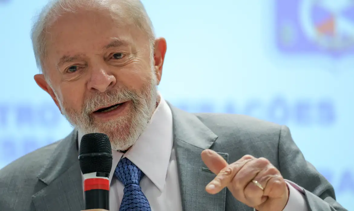 Lula critica privatizações