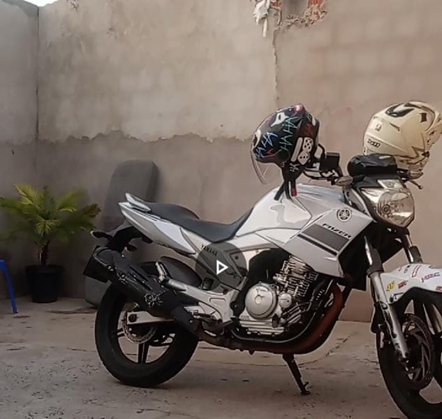 Yamaha Fazer 250 é furtada na Vila Nery