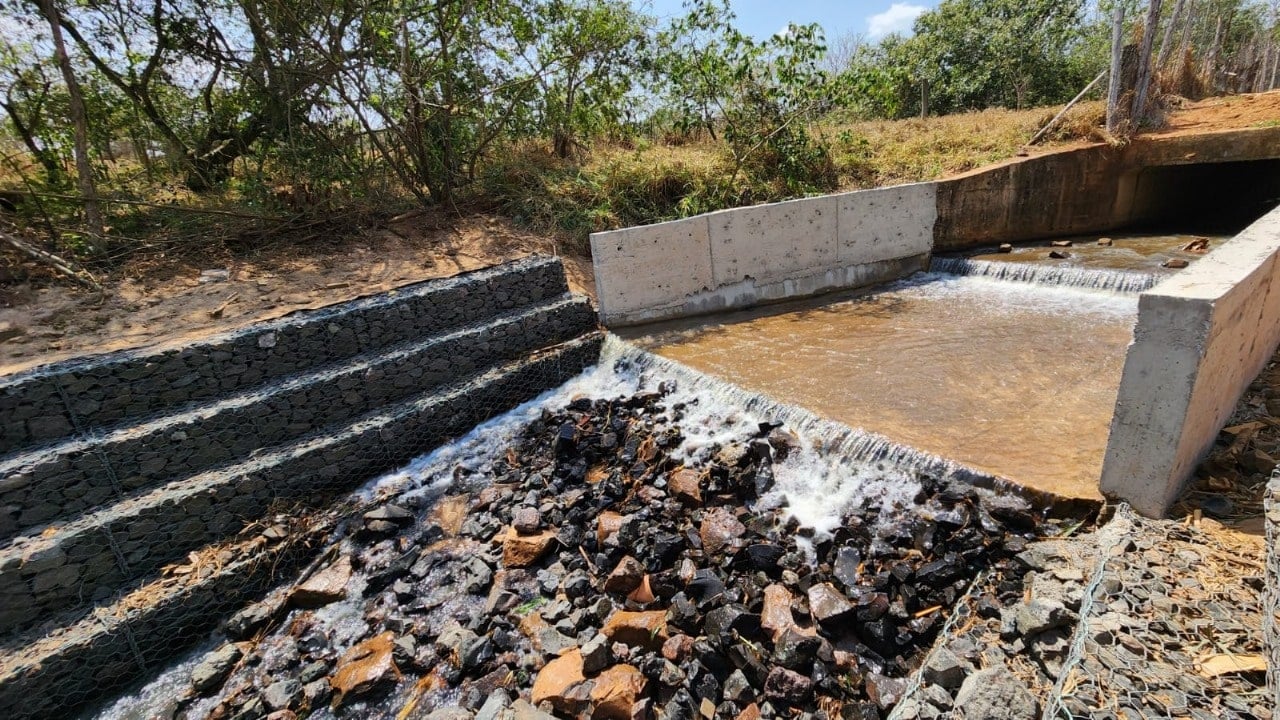 Obra em represa do Valparaíso tem erosão