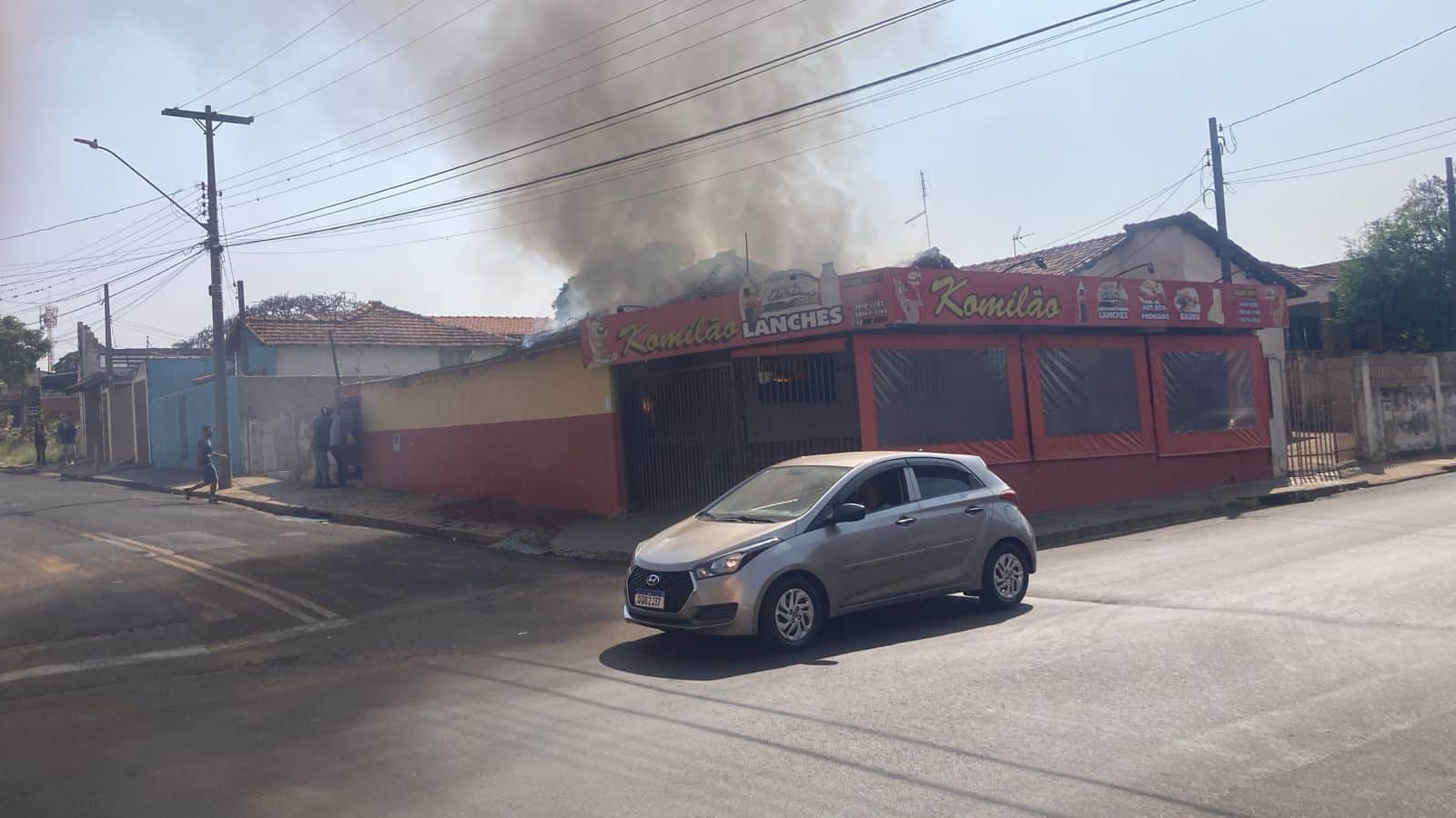 Incêndio atinge lanchonete na Antônio Blanco