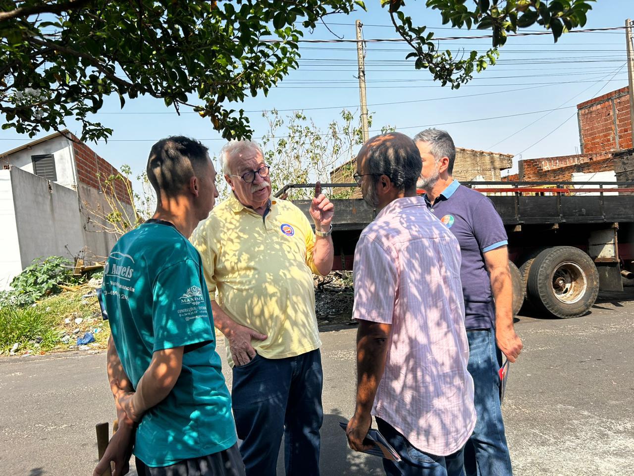 Newton Lima caminha pelo Aracy e apresenta propostas aos moradores