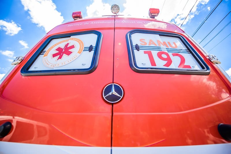 Menor se fere ao colidir com bike motorizada em ônibus