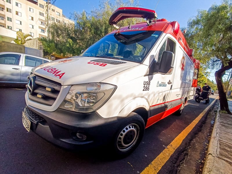 Motociclista se fere em colisão contra caminhão no Centro