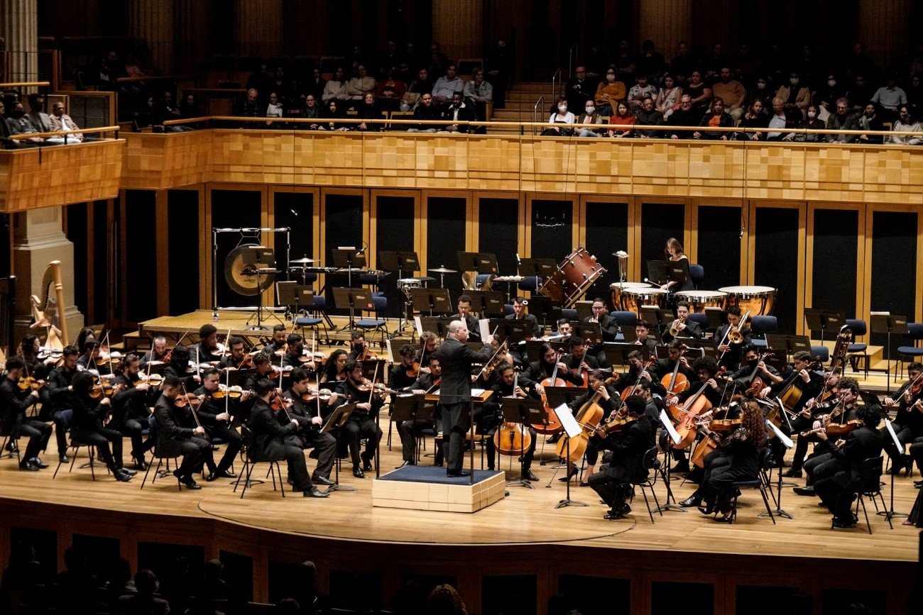 Orquestra Jovem do Estado recebe a maestra Tara Simoncic