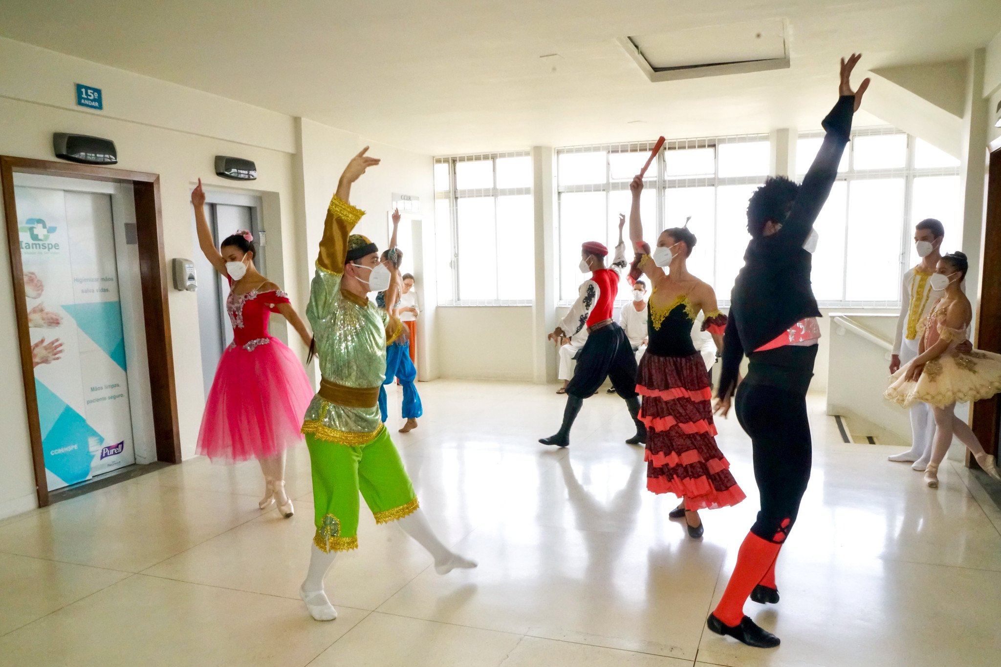 Bailarinos se apresentam no Hospital do Servidor Público Estadual (HSPE)