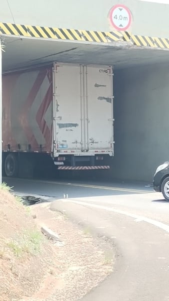 Caminhão fica preso no pontilhão do Tangará