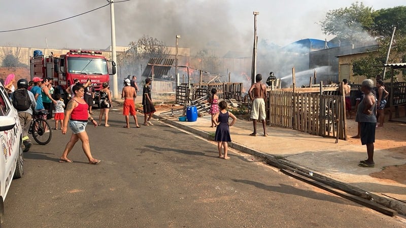 Barracos e cozinha solidária são destruídos por incêndio no Aracy II