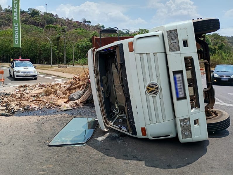 Caminhão com entulho tomba em rotatória no Aracy