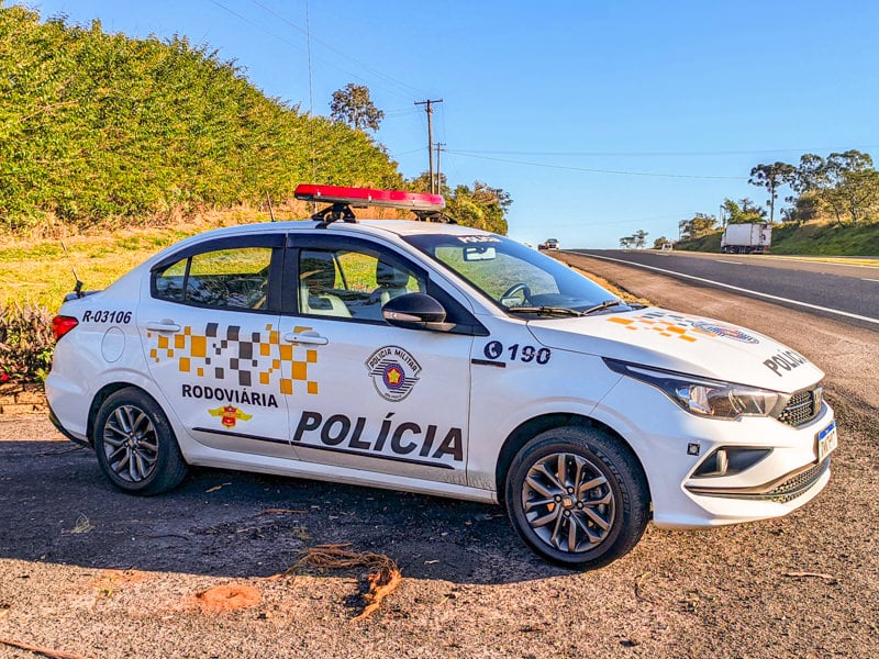 Carreta atinge traseira de automóvel na SP-310