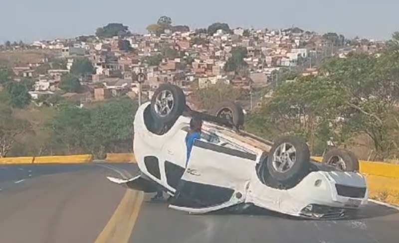 Renault Duster capota após colisão na Serra do Cidade Aracy