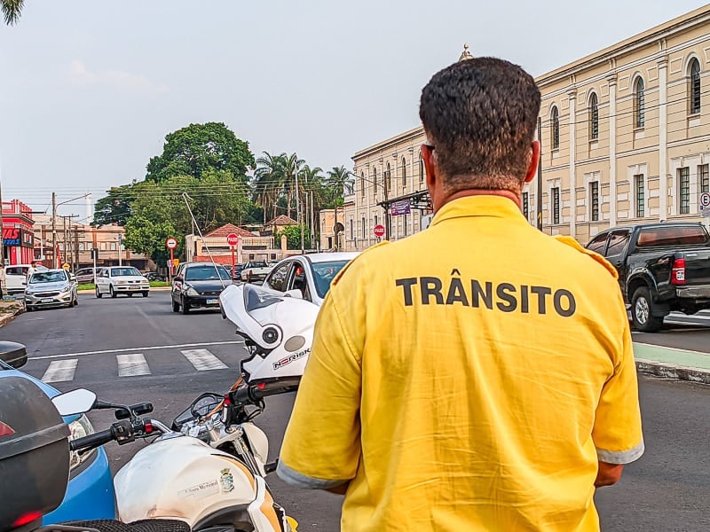 Ônibus colide contra parede de imóvel próximo da antiga Estação