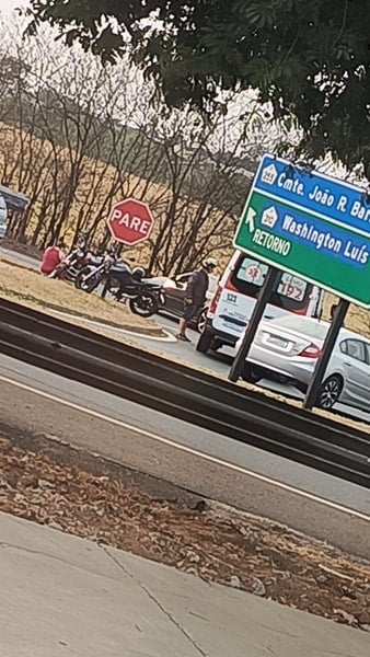 Motociclista se fere em colisão traseira na SP-215