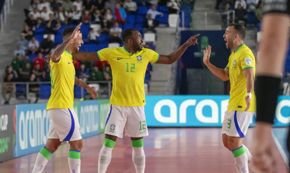 Brasil sofre, mas vence a Ucrânia e garante vaga na final