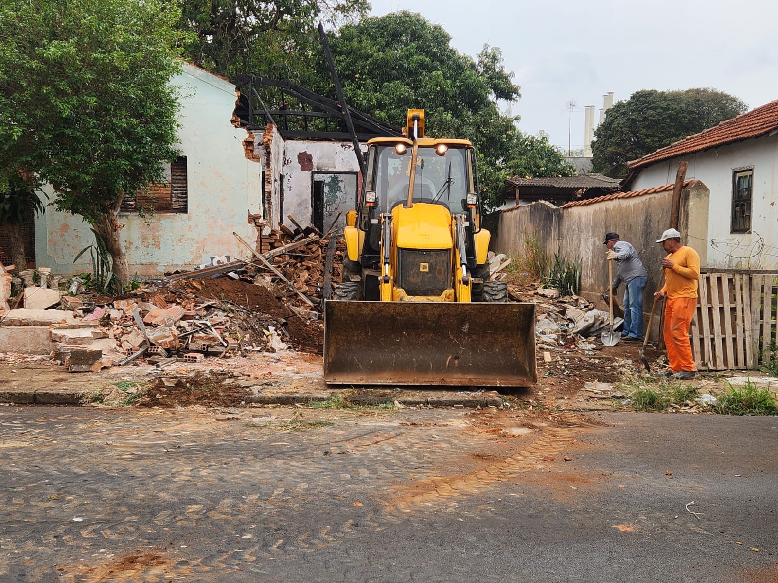 Força tarefa realiza demolição