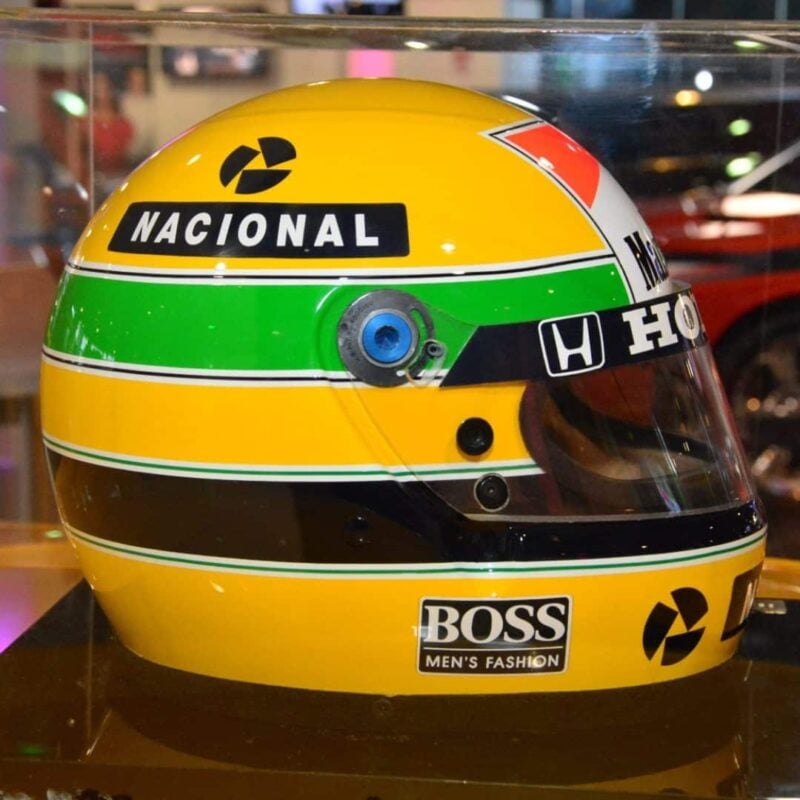 Exposição exibe capacete de Senna