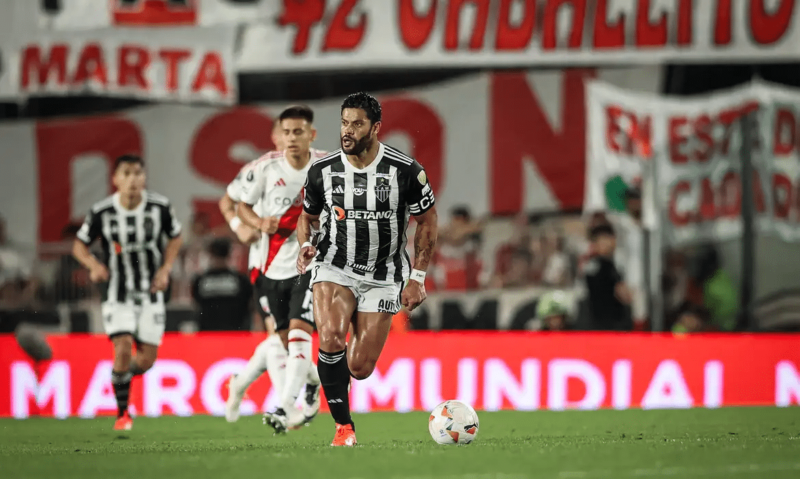 Galo segura pressão do River