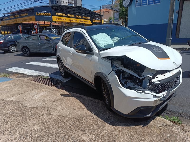 Automóveis colidem em perigoso cruzamento no Centro