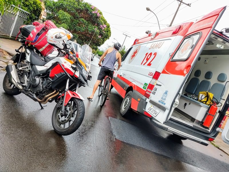 Motociclista desvia de carro e colide em árvores no Planalto Paraíso