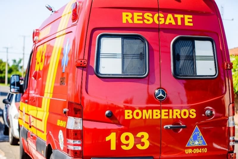 Motociclista sofre fratura na perna após queda em frente à USP I