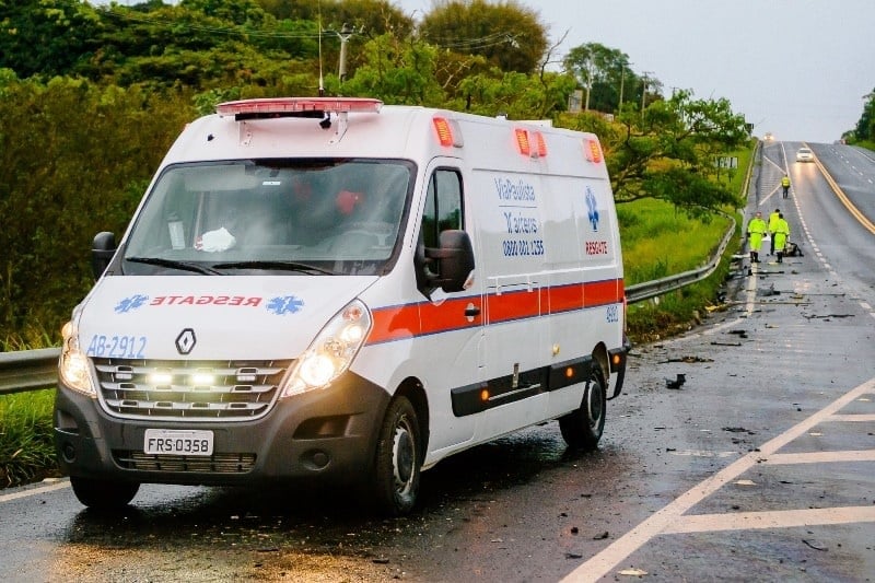 Hyundai fica destruído após colidir em guard-rail na SP-318