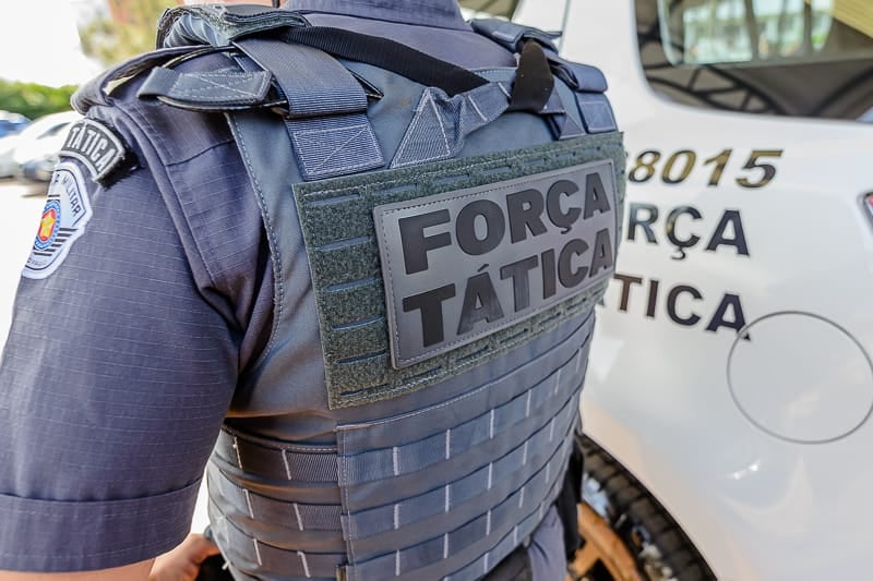 Força Tática prende dupla com maconha, arma e carro clonado e furtado