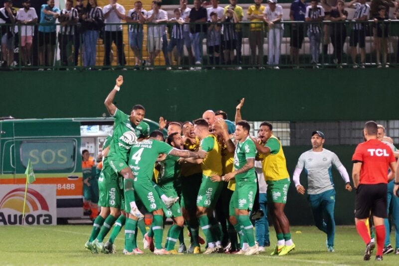 Santos leva virada da Chapecoense