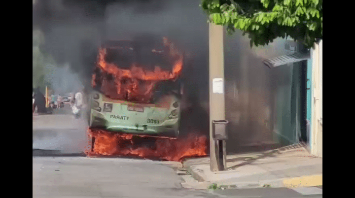 Ônibus é consumido por incêndio em São Carlos