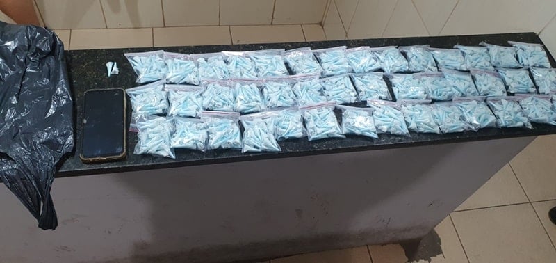 Homem é preso pela PM com mais de mil pinos de cocaína