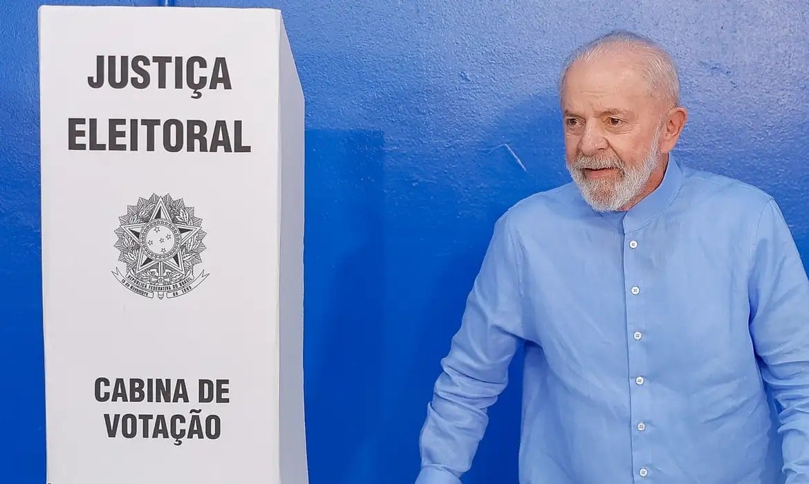 Lula vota em São Bernardo e diz que é hora de “corrigir erros”