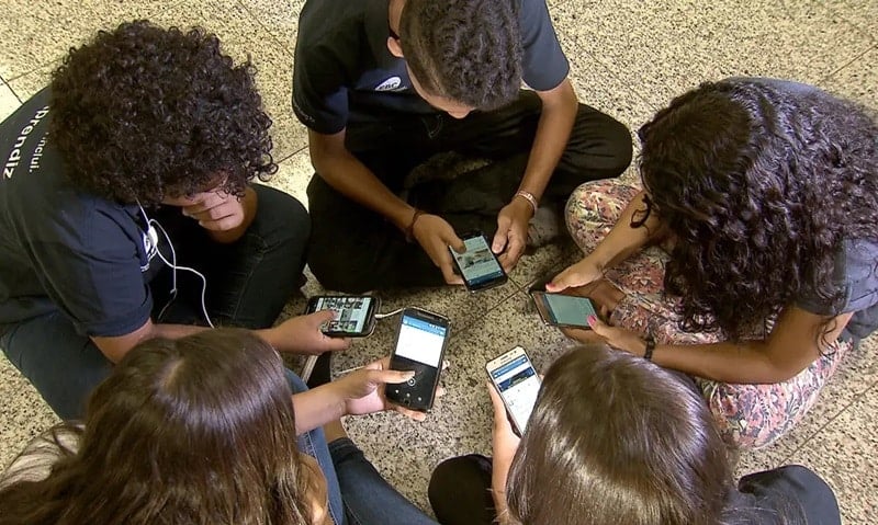 “Nem no recreio” – pesquisadores da educação criticam celular na escola