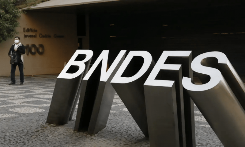 BNDES assina contrato com CAF